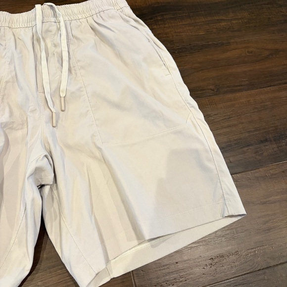 Lululemon Cream Stretch Twill Shorts L - Picture 2 of 6